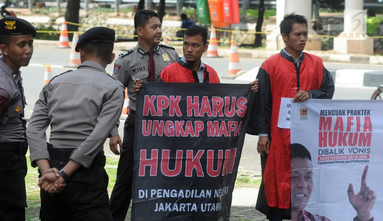 Masyarakat Peduli Keadilan membentangkan spanduk saat berunjuk rasa di depan Gedung KPK, Jakarta, Senin (4/2). Massa mendesak KPK memeriksa mafia hukum kasus suap eks Panitera PN Jakut Rohadi atas peringanan vonis Saipul Jamil. (Merdeka.com/Dwi Narwoko)
