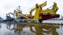 Kapal keruk Tian Kun Hao di sebuah pelabuhan di Shenzhen, Provinsi Guangdong, China selatan (13/10/2020). Kapal selam berawak Jiaolong, kapal induknya Shenhai Yihao (Laut Dalam No. 1), serta kapal keruk Tian Kun Hao akan ditampilkan di ajang Pameran Ekonomi Maritim China. (Xinhua/Mao Siqian)