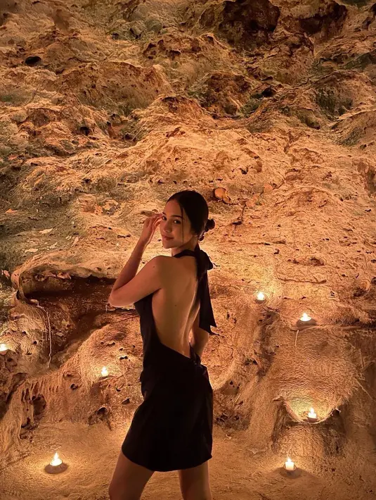 Gaun mini satin itu memiliki potongan backless yang menunjukkan punggung indah Anya [instagram/anyageraldine]