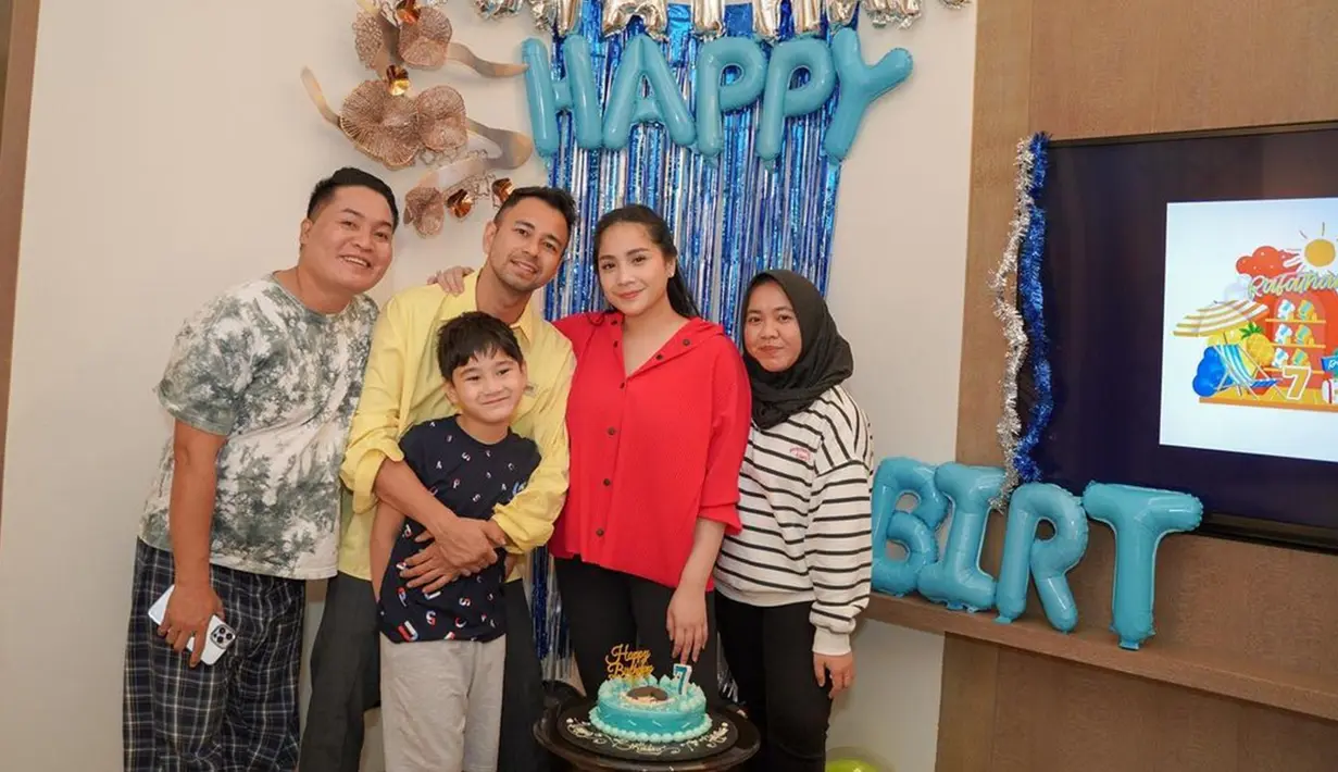 Merry dan Lala juga turut serta merayakan ulang tahun anak pertama dari Raffi dan Nagita. Bahkan, kedekatan keluarga selebriti ini dengan manajer serta pengasuh anaknya kembali mencuri perhatian. (Liputan6.com/IG/@raffinagita1717)