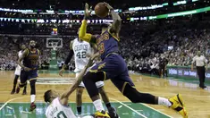 Aksi pemain Cleveland Cavaliers, LeBron James (23) melewati pemain Boston Celtics,  Gerald Green pada NBA basketball Eastern Conference final Wilayah Timur di TD Garden, Boston (19/5/2017). Cavs menang 130-86. (AP/Elise Amendola)