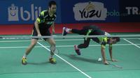 Hendra Setiawan/Mohammad Ahsan saat melawan Kevin Sanjaya/Marcus Gideon pada babak pertama Indonesia Open 2018 di Istora Senayan, Jakarta, (4/6/2018). Kevin/Marcus menang 21-16 18-21 21-10.  (Bola.com/Nick Hanoatubun)