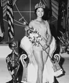 Akiko Kojima menjadi perempuan Jepang pertama yang dinobatkan sebagai Miss Universe 1959. Dengan rambut pendeknya yang ikal mencerminkan kecantikan perempuan asia di mata dunia (instagram/step.pageant)
