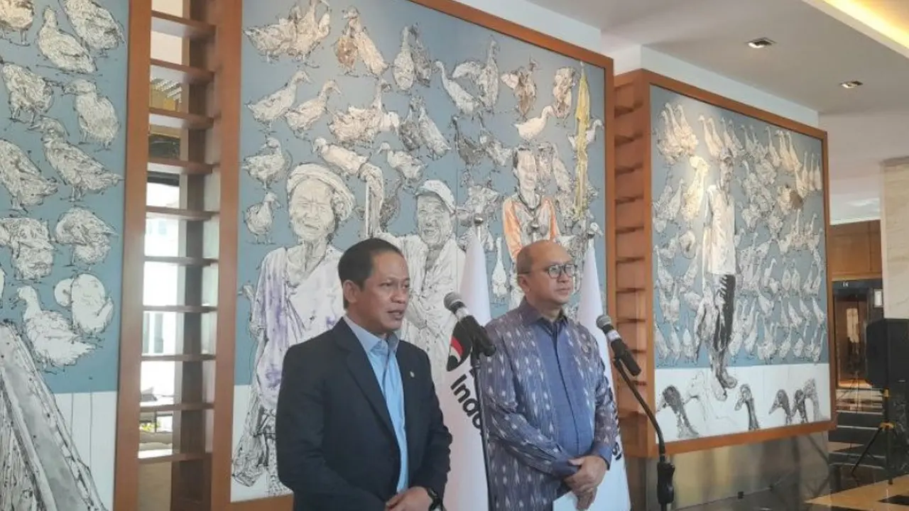 Menteri LH Hanif Faisol Nurofiq serta Menteri Investasi dan Hilirisasi/Kepala BKPM Rosan Roeslani (kanan) dalam konferensi pers terkait investasi PSEL.