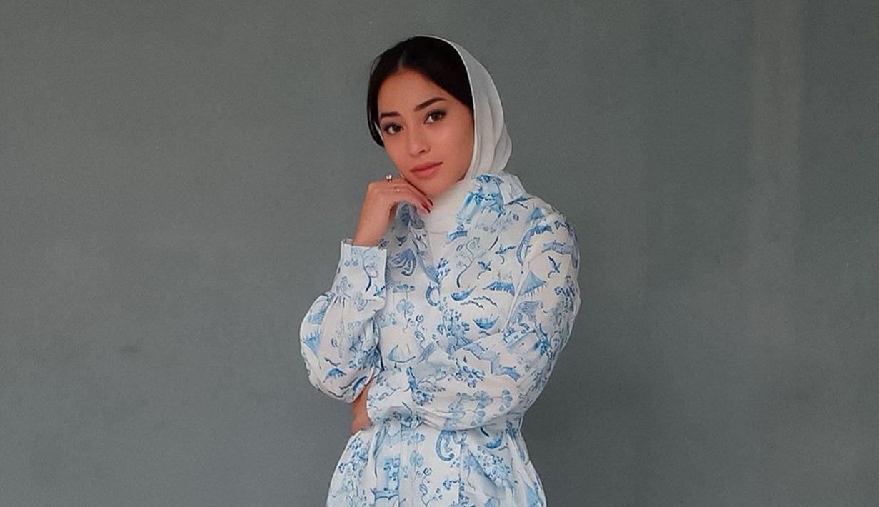 Melalui media sosial, dirinya pun saat ini lebih sering tampil dengan busana tertutup. Bahkan, saat mengahadiri acara di stasiun televisis, wanita 25 tahun ini juga terlihat menggunakan kerudung. (Liputan6.com/IG/@nikitawillyofficial94)