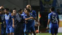 Djajang Nurjaman memberikan arahan kepada pemain Persib Bandung, Tantan saat melawan PSM Makassar di Stadion Gelora Bandung Lautan Api, Bandung, Sabtu (2/7/2016). (Bola.com/Nicklas Hanoatubun)