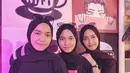 3 gadis asal Banyuwangi ini kembar identik. Tak ayal saat bersanding seperti ini sangat susah dibedakan antara Rizka, Rizki maupun Rizke. Potret 3 gadis kembar ini sukses curi perhatian. (Liputan6.com/IG/rizki_rizka_rizke)