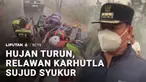 Petugas pemadam kebakaran di Kabupaten Banjar, Kalimantan Selatan, sujud syukur saat hujan mengguyur. Air memang menjadi kebutuhan utama dalam pemadaman kebakaran hutan dan lahan, terutama untuk mematikan api yang masih menyala di bawah permukaan tan...