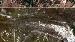 Kombinasi foto milik Maxar Technologies ini yang dibuat pada tanggal 08 Juli 2025 ini menunjukkan foto atas menunjukkan jalan raya negara bagian 39 sebelum banjir bandang di sepanjang Sungai Guadalupe di Ingram, Texas pada tanggal 23 Juni 2023, sementara foto bawah menunjukkan rumah-rumah yang hanyut di dekat jalan raya 39 sebelum banjir bandang di sepanjang Sungai Guadalupe di Ingram, Texas pada tanggal 8 Juli 2025. (Foto oleh Citra satelit ©2025 Maxar Technologies/AFP)