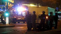 Suasana di lokasi penyanderaan di Kota Paris, Prancis, Jumat (13/11/2015) malam. (Reuters)