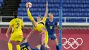 Alanna Kennedy (tengah) dari Australia melakukan tendangan salto saat pertandingan semifinal sepak bola putri melawan Swedia di Olimpiade Tokyo 2020, Senin (2/8/2021). (Foto: AP/Silvia Izquierdo)