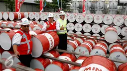 Direktur Pemasaran PT Pertamina Ahmad Bambang (kiri) meninjau di TSP Batakan, di Balikpapan, Senin (21/9/2015). Terminal ini untuk memperkuat distribusi pelumas Pertamina di Kalimantan Timur, Utara dan Selatan. (Liputn6.com/Yoppy Renato)