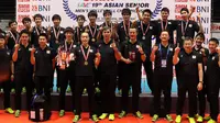 Timnas Voli Jepang memamerkan medali juara Kejuaraan Voli Asia 2017. (Liputan6.com/Helmi Fithriansyah)