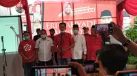 Paslon wali dan wakil wali Kota Surabaya, nomor urut satu, Eri Cahyadi dan Armudji menyampaikan pidato pertamanya usai unggul sementara hasil hitung cepat di Pilkada Jatim. (Liputan6.com/Dian Kurniawan)