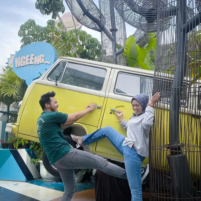7 Potret Kemesraan Elly Sugigi dengan Aher yang Kabarnya Sedang Honeymoon