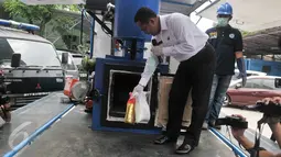 Kepala BNN, Budi Waseso memasukan barang bukti narkotika ke alat inkubator di Gedung BNN, Jakarta, Kamis (16/3). BNN musnahkan 80kg sabu dan 3.687 butir ekstasi dari hasik pengungkapan kasus periode Februari-Maret 2017. (Liputan6.com/Yoppy Renato)