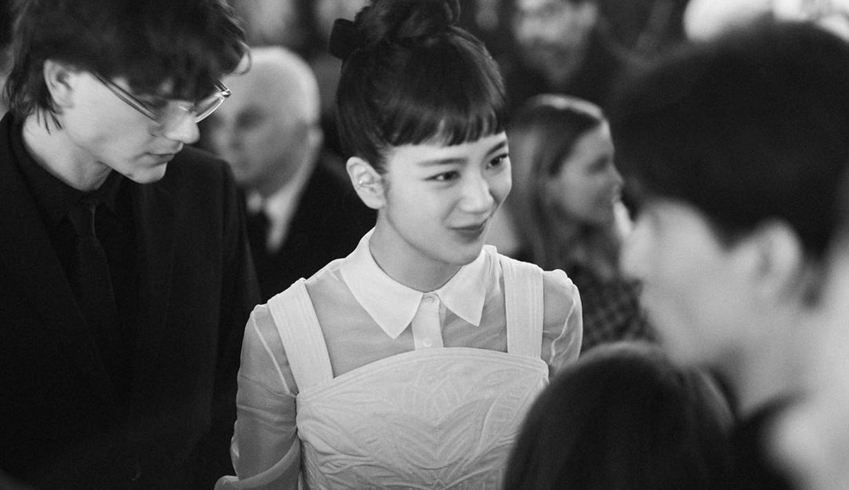 Jisoo tampil dengan poni sukses bikin fansnya terpesona. Gaya rambutnya yang menawan ini sukses membuat jadi pusat perhatian. Aura cantiknya Jisoo sungguh terpancarkan saat tampil berponi. (Liputan6.com/IG/sooyaa_)