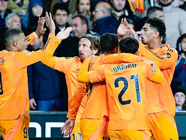 Real Madrid sukses membawa pulang poin penuh saat bertamu ke markas Valencia dalam laga tunda pekan ke-12 LaLiga Spanyol 2024/2025 di Mestalla Stadium pada Sabtu (4/1/2025) dini hari WIB. (AFP/Jose Jordan)