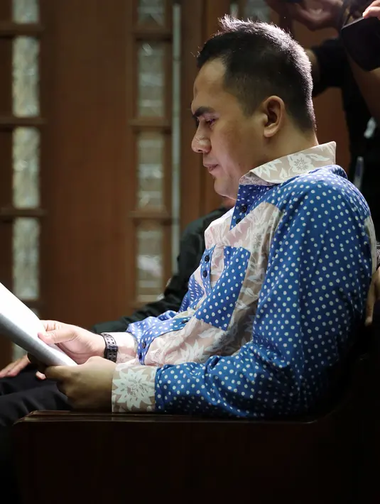 "Tidak ada satu pun bukti saya melakukan penyuapan kepada Rohadi. Untuk itu saya memohon kepada Majelis Hakim untuk membebaskan saya," kata Saipul Jamil dalam persidangan. (Deki Prayoga/Bintang.com)