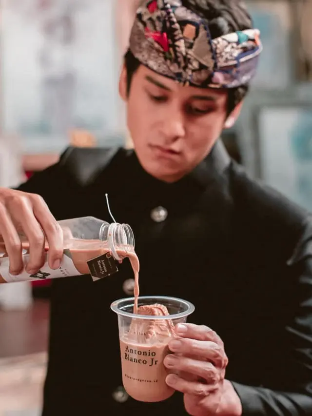 7 Gaya Antonio Blanco Jr Saat Jadi Barista Ini Curi Perhatian