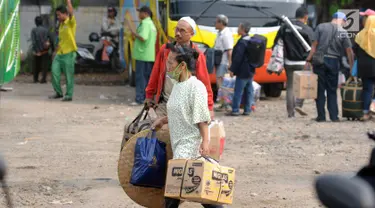 Calon penumpang menuju bus antar kota antar provinsi di Terminal Bus Bayangan Lebak Bulus, Jakarta, Sabtu (9/6). H-6 jelang Hari Raya Idul Fitri 1439 H, Terminal Bus Bayangan Lebak Bulus mulai dipadati calon pemudik. (Liputan6.com/Helmi Fithriansyah)