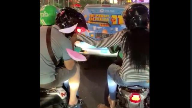 Viral Pasangan Gandengan Tangan di Ojol Berbeda, Bikin Warganet Geregetan
