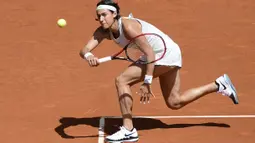 Petenis Prancis, Caroline Garcia mengembalikan bola ke arah lawannya pada ajang WTA Madrid Open di Caja Magica, Madrid, (10/5/2018). (AFP/Javier Soriano)