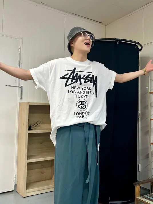 Gaya kasual Kang Seung Yoon satu ini menjadi salah satu gaya yang cukup basic. Dirinya memilih memakai kaus putih oversize yang dipadukan dengan celana berwarna abu-abu muda serta bucket hat. (Liputan6.com/IG/@w_n_r00)