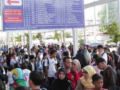 Calon penumpang mengantri untuk menaiki kereta api di Stasiun Senen, Jakarta, Rabu (23/12). Libur Natal dan Tahun baru di manfaatkan sejumlah masyarakat untuk berlibur dan kembali ke kampung halaman. (Lipitan6.com/Angga Yuniar)