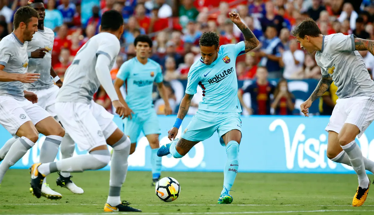 Penyerang Barcelona, Neymar berusaha melewati para pemain Manchester United pada pertandingan International Champions Cup di Landover, AS (27/7). Barcelona menang atas Manchester United dengan skor 1-0. (AP Photo/Patrick Semansky)