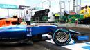 Rio Haryanto berada di kokpit MRT05 keluar dari paddock Manor Racing untuk memulai latihan bebas perdana F1 GP Australia di Sirkuit Albert Park, Australia, Jumat (18/3/2016). (Bola.com/Manor Racing)