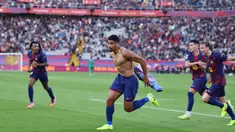 Pemain Barcelona, Ronald Araujo, melakukan selebrasi setelah mencetak gol ke gawang Girona pada laga pekan ke-9 La Liga 2025/2026 di Stadion Olimpic Lluis Companys, Sabtu (18/10) malam WIB. (AFP/Josep Lago)