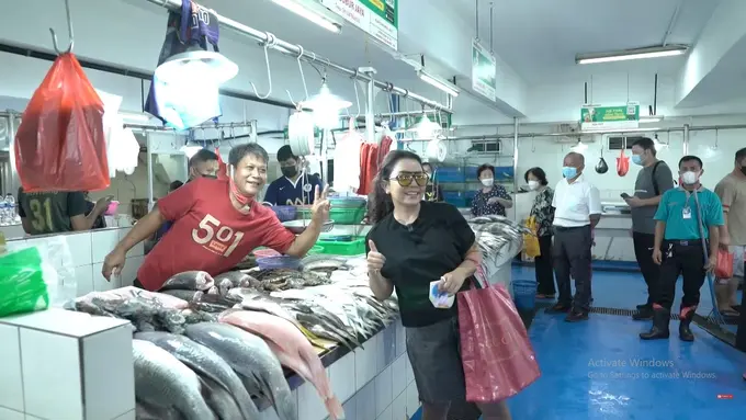 [Fimela] 6 Cantik Potret Mayangsari Saat Belanja ke Pasar Tradisional