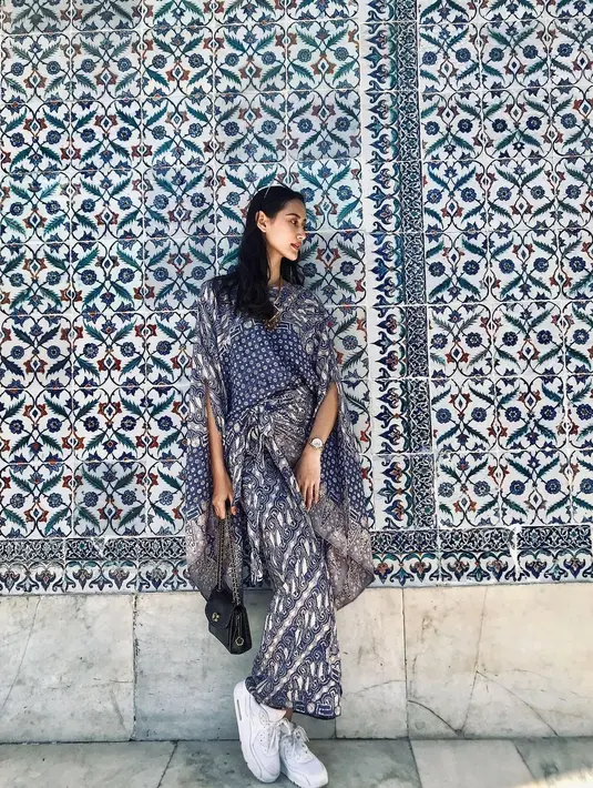 Wanita kelahiran 11 Juli 1997 ini tampil dengan pakaian dan background yang senada saat berlibur ke Istanbul, Turki. Menggunakan pakaian berwarna biru, sneakers putih, dan tas hitam, ia tampak menawan dengan rambut yang tergerai. (Liputan6.com/IG/@ayumaulida97)