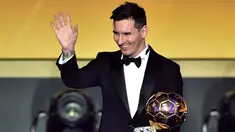 Pemain Barcelona, Lionel Messi melambaikan tangan sambil memegang trofi setelah memenangkan pemain terbaik dunia FIFA Ballon d'Or 2015 di Kongresshaus, Zurich, Senin ( 11/1). Ini adalah kelima kalinya Messi meraih Ballon d'Or. (AFP PHOTO/FABRICE COFFRINI)
