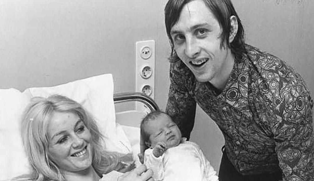 Johan Cruyff bersama istrinya Danny Coster saat melahirkan putranya Jordi Cruyff. Mantan bintang Ajax dan Barcelona merupakan sosok yang cinta terhadap keluarga. (Bola.com/Twitter)