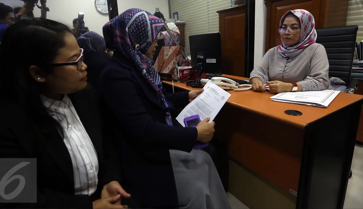 Perwakilan Lingkaran Aku Cinta Indonesia (LACI) dari Hong Kong melaporkan Fahri Hamzah ke Mahkamah Kehormatan Dewan (MKD) DPR, Jakarta, Senin (30/1). Fahri Hamzah dilaporkan karena kicauannya yang menyebut TKI sebagai babu. (Liputan6.com/Johan Tallo)