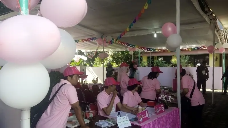 Calon Wali Kota Yogyakarta Pilih Coblos di TPS Serba Pink