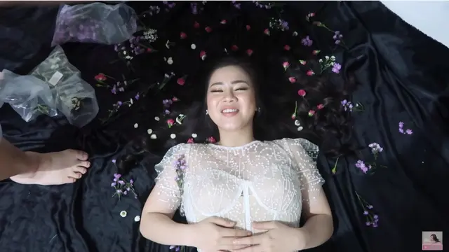7 Pemotretan Felicya Angelista yang Terinspirasi Da Kyung 'The World of the Married'