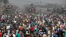 Penampakan lautan manusia penuhi kereta di Bangladesh, Minggu (15/1).  Fenomena ini terjadi akibat jutaan orang dari berbagai kota di Bangladesh hanya menggunakan kereta sebagai alat transportasi saat menghadiri Bishwa Ijtema. (AP Photo)