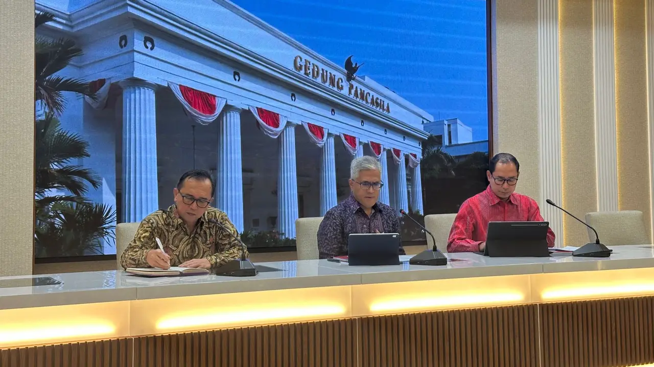 Juru Bicara Kemlu RI Rolliansyah Soemirat (tengah) dan Direktur Pelindungan WNI Judha Nugraha (kanan) dalam pernyataan pers Kemlu RI pada Kamis (6/3/2025). (Liputan6.com/Benedikta Miranti)