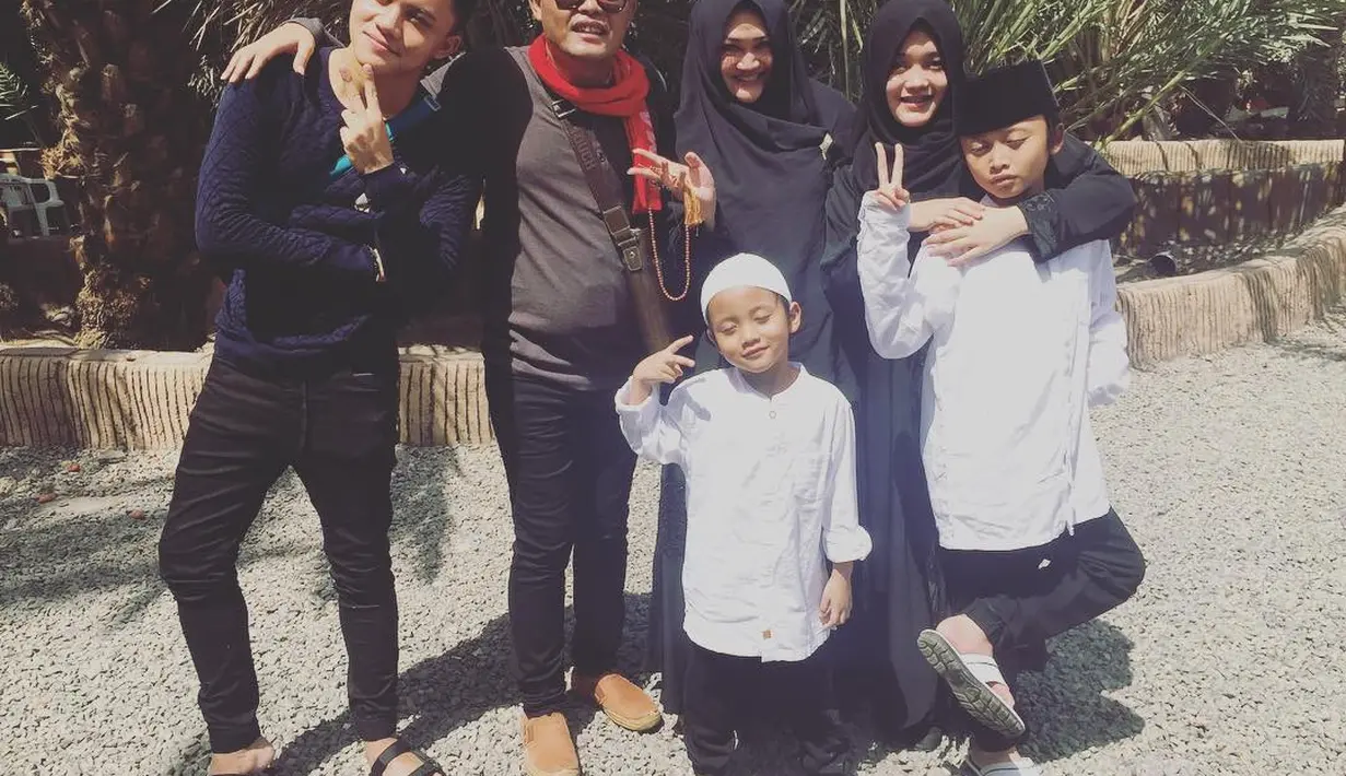 Setelah itu, Sule dan Lina memutuskan menikah. Meski saat itu Sule belum memiliki pekerjaan yang jelas. Pernikahan digelar sederhana pada 27 Agustus 1997. Kini Sule digugat cerai dengan nomor register 3660/Pdt.G/2018/PA.Cmi. (Instagram/lina_sulestevent)