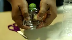 Dengan bermodalkan dua botol bekas air mineral saja, anda dapat membuat toples untuk menyimpan segala kebutuhan anda.
