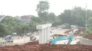Pekerja menyelesaikan pembangunan proyek ruas tol Depok-Antasari untuk seksi II yang menghubungkan Jalan Brigif-Sawangan di kawasan Depok, Jawa Barat, Selasa (11/2/2020). Proyek sepanjang 6,3km tersebut ditargetkan beroperasi pada triwulan I-2020. (Liputan6.com/Immanuel Antonius)