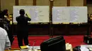 Petugas mengambil gambar papan perolehan suara saat pengambilan keputusan calon anggota BPK RI periode 2014-2019 di Komisi XI DPR, Kompleks Parlemen, Senayan, Jakarta, (15/9/14). (Liputan6.com/Andrian M Tunay) 
