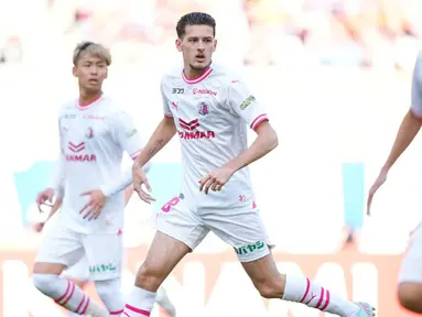 Pemain naturalisasi Timnas Indonesia, Justin Hubner sudah tiga bulan lamanya berada di Cerezo Osaka. Ia dipinjam Cerezo Osaka dari klub Premier League, Wolverhampton Wanderers mulai 12 Maret lalu dengan kontrak peminjaman hingga 31 Desember 2024 saat J1 League musim 2024 berakhir. Bagaimana sepak terjang pemain yang akan genap berusia 21 tahun pada 14 September 2024, selama tiga bulan merumput bersama Cerezo Osaka? Berikut ini rapornya. (J.LEAGUE)