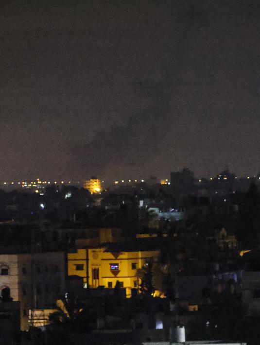 <p>Asap mengepul selama serangan udara Israel di al-Bureij, jalur Gaza tengah (21/4/2022). Jet Israel menyerang Gaza dini hari 21 April, beberapa jam setelah gerilyawan di daerah kantong Palestina menembakkan roket ke negara Yahudi itu. (AFP/SAID KHATIB)</p>