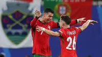 Tampak Cristiano Ronaldo melakukan selebrasi bersama pencetak gol kemenangan Portugal atas Rep Ceska di ajang Euro 2024, Francisco Conceicao. (Adrian Dennis/AFP)