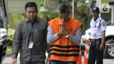 Mantan Komisioner KPU, Wahyu Setiawan dikawal petugas berjalan akan menjalani pemeriksaan oleh penyidik di Gedung KPK, Jakarta, Senin, (27/01/2020). Wahyu diperiksa sebagai tersangka terkait kasus dugaan penerimaan hadiah atau janji penetapan anggota DPR Terpilih 2019-2024. (merdeka.com/Dwi Narwoko)