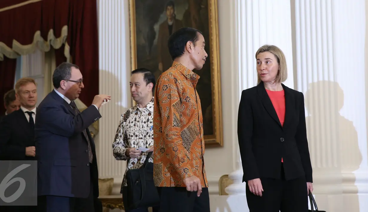 Presiden Jokowi berbincang dengan Wakil Presiden Uni Eropa Federica Mogherini beserta delegasi di Istana Negara, Jakarta, Jumat (8/5/2016). Indonesia mengupayakan diberikannya kerja sama pasar bebas dengan Uni Eropa. (Liputan6.com/Faizal Fanani)